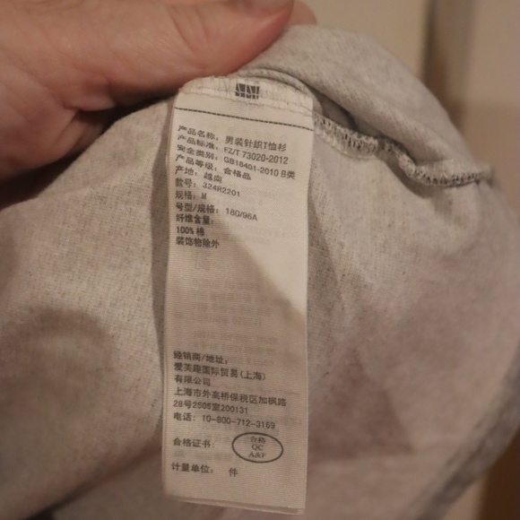 HOLLISTER Must Have Collection V Neck Tee - Picture 3 of 4